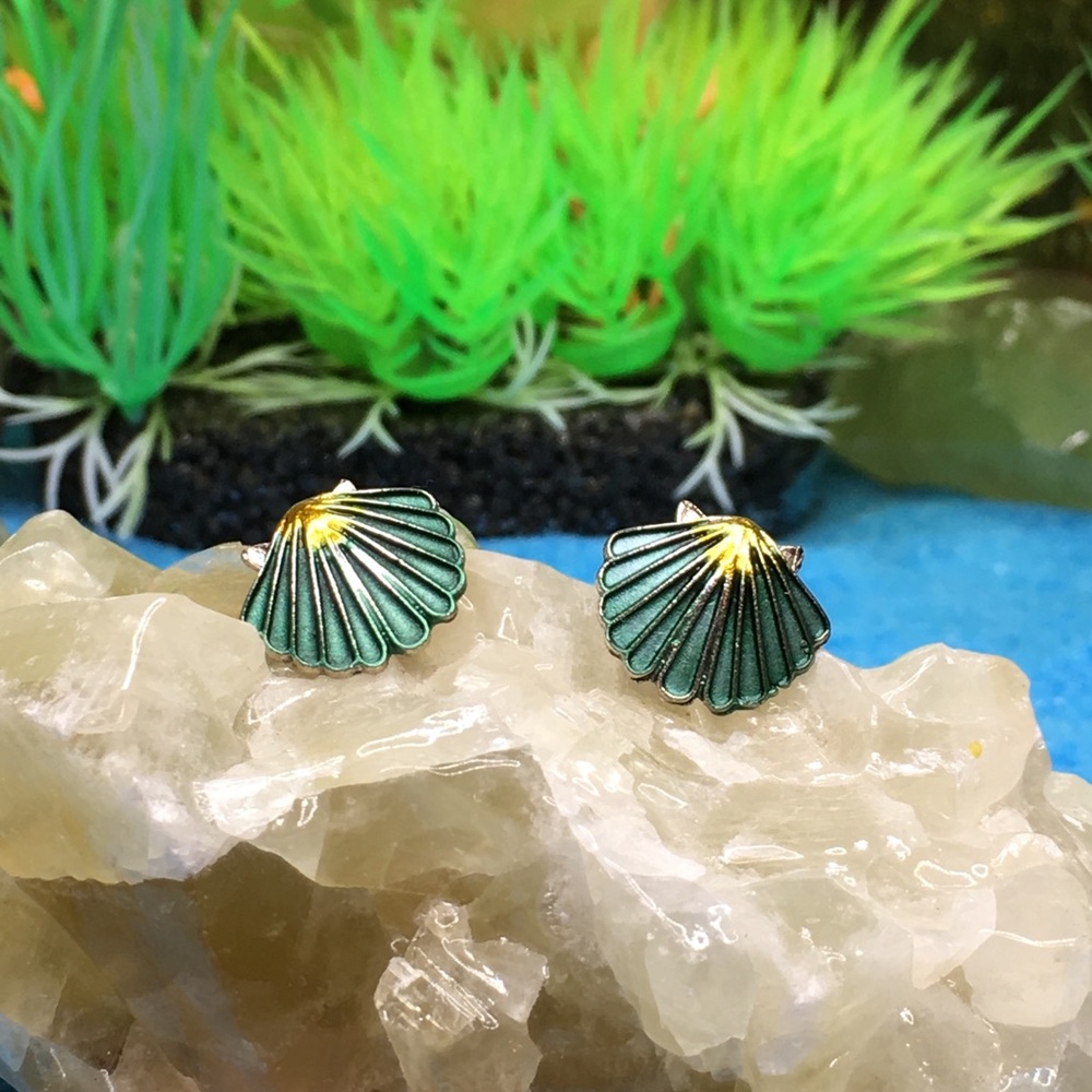 Clamshell Earrings ( Green ) - Picture 6 of 9